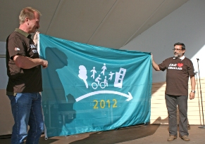 Photo of Per Eriksson, Mayor of Askersund, and Francesc Aragall, President of the Design for All Foundation, holding the Flag